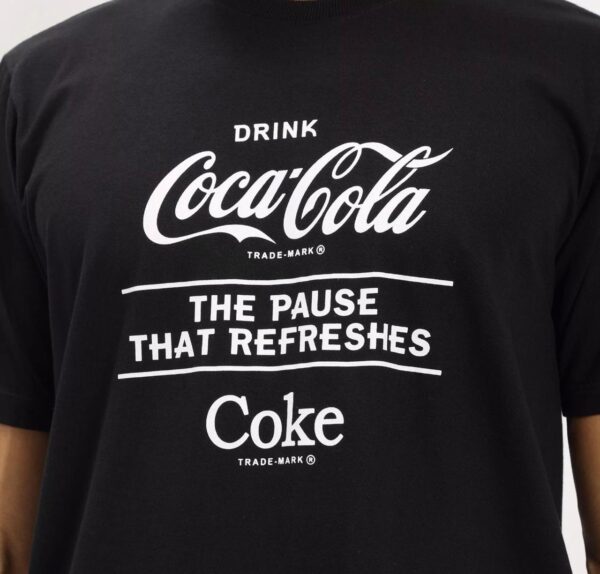 Coca-Cola - Camiseta Com Inscrições | Preto