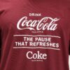 Coca-Cola - Camiseta Com Inscrições | Vinho