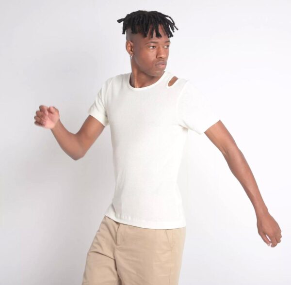 Zara - Camiseta Com Vazado. - Off White.