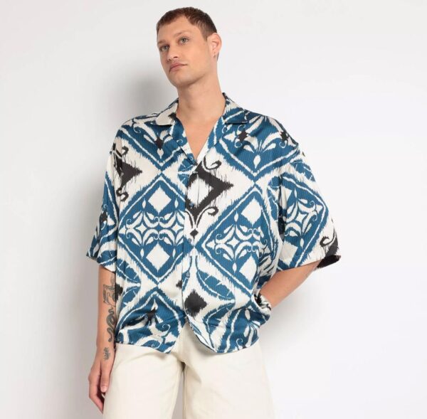 Zara - Camisa Abstrata. - Off White & Azul.