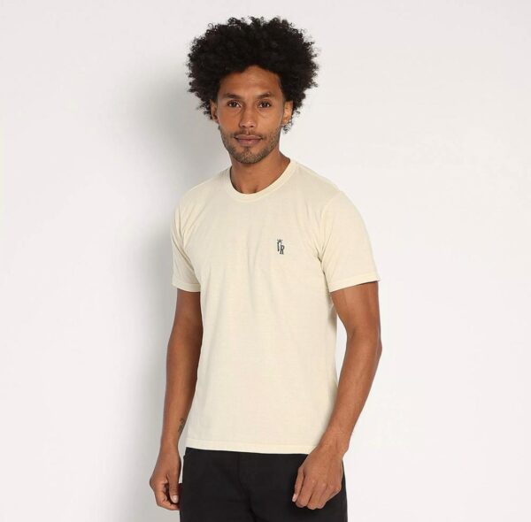 Produto: Camiseta Cor: Bege claro Decote: Arredondado Manga: Curta Detalhe: Bordado Código Do Produto: VIPU2022050 Composição: Algodão 100% O produto ofertado não acompanha as demais peças e acessórios.