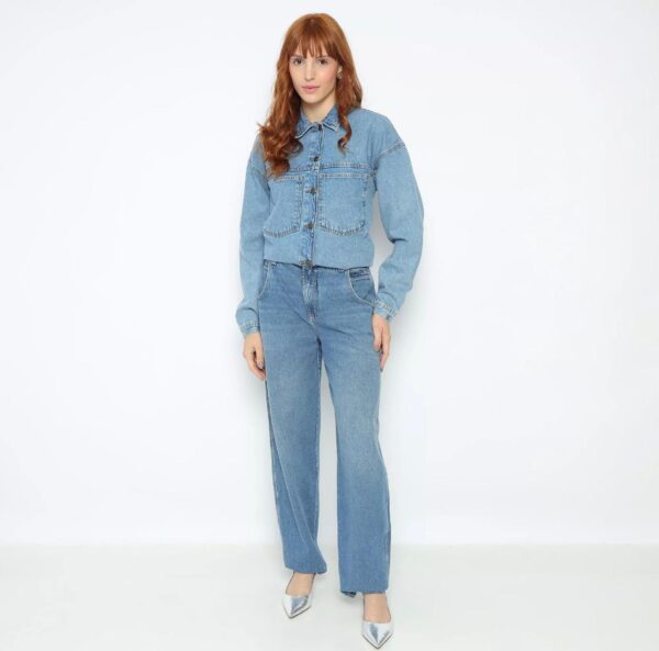 Produto: Camisa Cor: Azul claro Textura: Jeans Gola: Esporte Manga: Longa Fechamento: Botões Detalhes: Bolsos, tag Código Do Produto: 305300185 Composição: Algodão 100% O produto ofertado não acompanha as demais peças e acessórios.