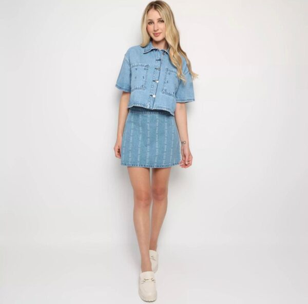 Produto: Camisa Cor: Azul claro Textura: Jeans Gola: Esporte Manga: Curta Fechamento: Botões Detalhe: Bolsos, bordados Código Do Produto: 305300183 Composição: Algodão 100% O produto ofertado não acompanha as demais peças e acessórios.