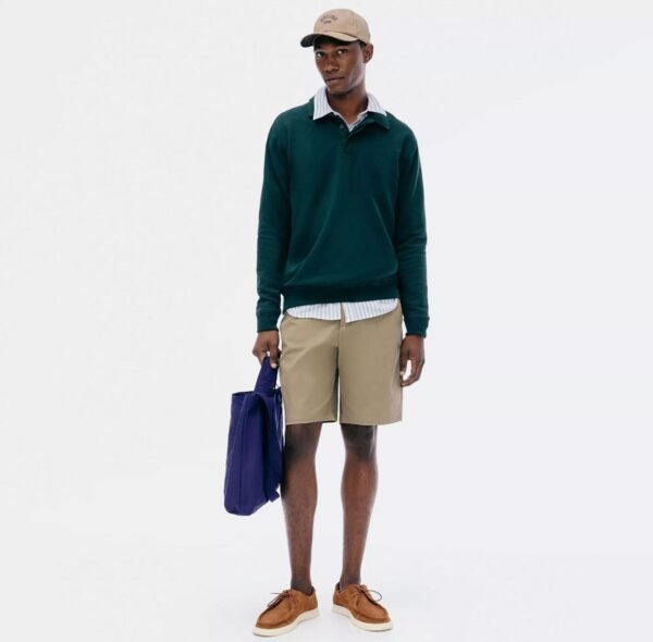 Blusão polo na cor verde escuro. Código Do Produto: 06JAWMFEN Composição: Viscose 83% - Liocel 9% - Linho 7% - Algodão 1% O produto ofertado não acompanha as demais peças e acessórios.