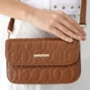 Colcci-Bolsa Transversal Feminino Monograma Alça Ajustável Caramelo