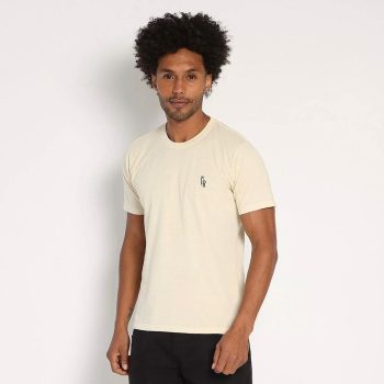Produto: Camiseta Cor: Bege claro Decote: Arredondado Manga: Curta Detalhe: Bordado Código Do Produto: VIPU2022050 Composição: Algodão 100% O produto ofertado não acompanha as demais peças e acessórios.