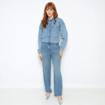 Produto: Camisa Cor: Azul claro Textura: Jeans Gola: Esporte Manga: Longa Fechamento: Botões Detalhes: Bolsos, tag Código Do Produto: 305300185 Composição: Algodão 100% O produto ofertado não acompanha as demais peças e acessórios.