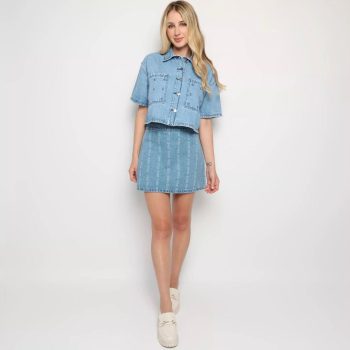 Produto: Camisa Cor: Azul claro Textura: Jeans Gola: Esporte Manga: Curta Fechamento: Botões Detalhe: Bolsos, bordados Código Do Produto: 305300183 Composição: Algodão 100% O produto ofertado não acompanha as demais peças e acessórios.