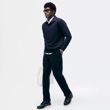 Blusão polo na cor azul marinho. Código Do Produto: 06JAN10EN Composição: Viscose 83% - Liocel 9% - Linho 7% - Algodão 1% O produto ofertado não acompanha as demais peças e acessórios.