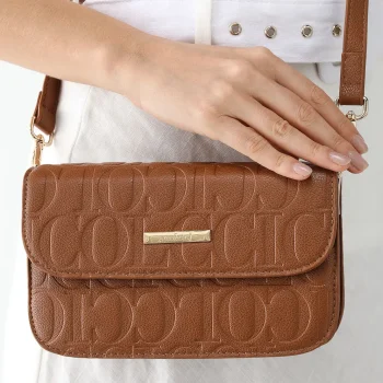 Colcci-Bolsa Transversal Feminino Monograma Alça Ajustável Caramelo